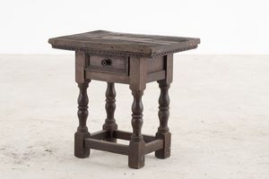 Lotto composto da due poltrone diverse e un tavolino. XVIII-XIX secolo  - Asta Antiquariato - Associazione Nazionale - Case d'Asta italiane