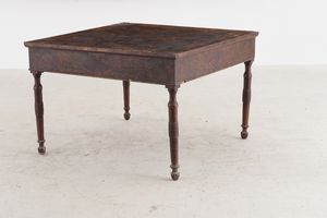 Tavolo quadrato in legno lastronato in radica. XIX secolo  - Asta Antiquariato - Associazione Nazionale - Case d'Asta italiane