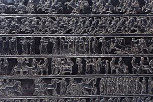 Grande placca su rame argentato raffigurante i fregi del Partenone. XX secolo  - Asta Antiquariato - Associazione Nazionale - Case d'Asta italiane