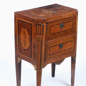 Comodino a due cassetti lastronato ed intarsiato in vari legni. XVIII secolo  - Asta Antiquariato - Associazione Nazionale - Case d'Asta italiane