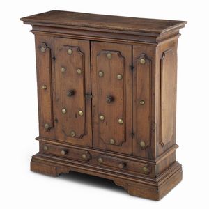 Credenza a due ante, Emilia XVII secolo  - Asta Antiquariato - Associazione Nazionale - Case d'Asta italiane