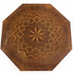 Tavolino con piano ottagonale intarsiato a motivo geometrico. XIX secolo  - Asta Antiquariato - Associazione Nazionale - Case d'Asta italiane