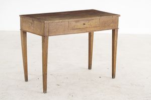 Piccola scrivania ad un cassetto. XIX secolo  - Asta Antiquariato - Associazione Nazionale - Case d'Asta italiane