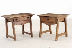 Coppia di tavolini in legno. XIX secolo  - Asta Antiquariato - Associazione Nazionale - Case d'Asta italiane
