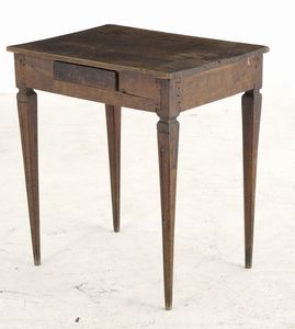 Piccolo scrittoio ad un cassetto. XIX secolo  - Asta Antiquariato - Associazione Nazionale - Case d'Asta italiane