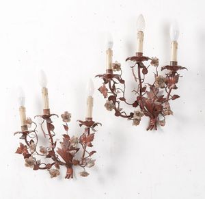 Coppia di appliques in lamierino decorate a foglie e fiori  - Asta Antiquariato - Associazione Nazionale - Case d'Asta italiane