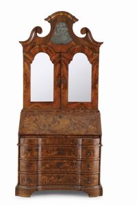 Trumeau lastronato ed intarsiato in noce, radica di noce e altre essenze. Veneto, XVIII secolo  - Asta Antiquariato - Associazione Nazionale - Case d'Asta italiane