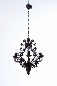 Due lampadari in ferro e legno a cinque luci e sei luci  - Asta Antiquariato - Associazione Nazionale - Case d'Asta italiane
