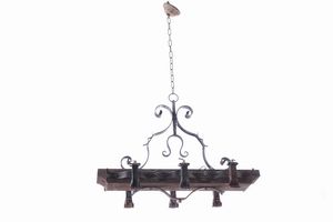 Due lampadari in ferro e legno a cinque luci e sei luci  - Asta Antiquariato - Associazione Nazionale - Case d'Asta italiane