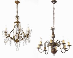 Lampadario in metallo a otto luci e altro lampadario con gocce. XX secolo  - Asta Antiquariato - Associazione Nazionale - Case d'Asta italiane