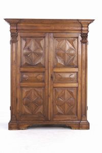 Grande armadio in noce. Genova, XVIII secolo  - Asta Antiquariato - Associazione Nazionale - Case d'Asta italiane