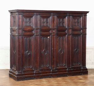 Armadio in legno intagliato a due ante  - Asta Antiquariato - Associazione Nazionale - Case d'Asta italiane