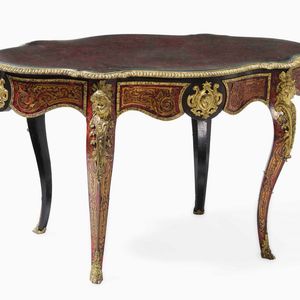 Tavolo in stile Boulle lastronato e intarsiato in finta tartaruga e ottone. XIX-XX secolo  - Asta Antiquariato - Associazione Nazionale - Case d'Asta italiane