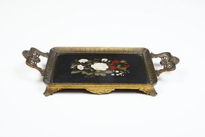 Cofanetto portaliquori e vassoio con pannelli intarsiati in pietre dure. Sotto la base H.Bosi, Firenze. XIX secolo  - Asta Antiquariato - Associazione Nazionale - Case d'Asta italiane