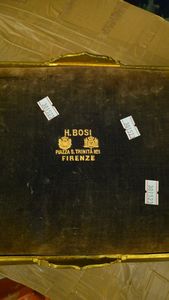 Cofanetto portaliquori e vassoio con pannelli intarsiati in pietre dure. Sotto la base H.Bosi, Firenze. XIX secolo  - Asta Antiquariato - Associazione Nazionale - Case d'Asta italiane