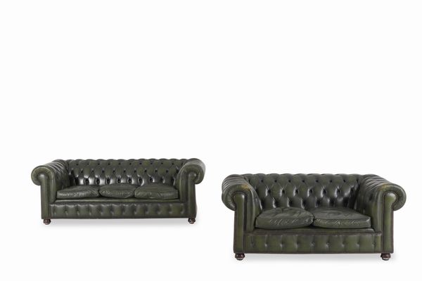Coppia di divani Chesterfield in pelle verde. XX secolo  - Asta Antiquariato del XX secolo - Associazione Nazionale - Case d'Asta italiane
