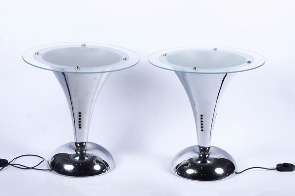 Coppia di tavolini in metallo con piano in vetro, XX secolo  - Asta Antiquariato del XX secolo - Associazione Nazionale - Case d'Asta italiane