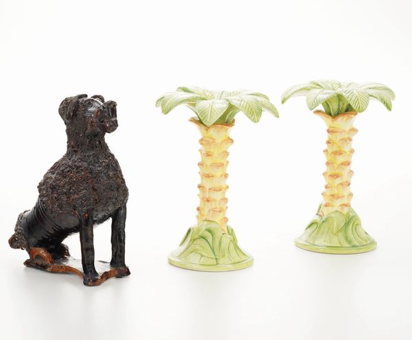 Lotto composto da coppia di porta candele a forma di palma e cane in ceramica  - Asta Antiquariato del XX secolo - Associazione Nazionale - Case d'Asta italiane