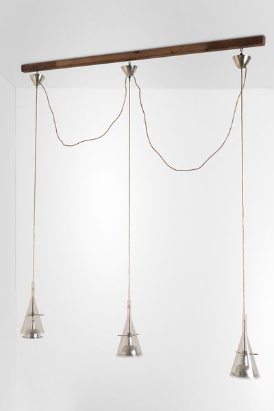 Franco Raggi : Tre lampade a sospensione mod. Flute - il legno in alto è parte della lampada? probabilmente no, correggere fortando soffitto in linea con i tre coprifilo.  - Asta Antiquariato del XX secolo - Associazione Nazionale - Case d'Asta italiane