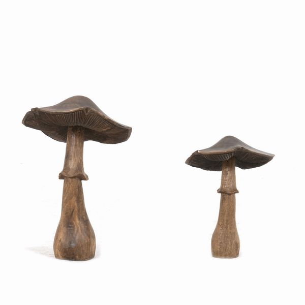 Due sculture in legno raffiguranti funghi  - Asta Antiquariato del XX secolo - Associazione Nazionale - Case d'Asta italiane