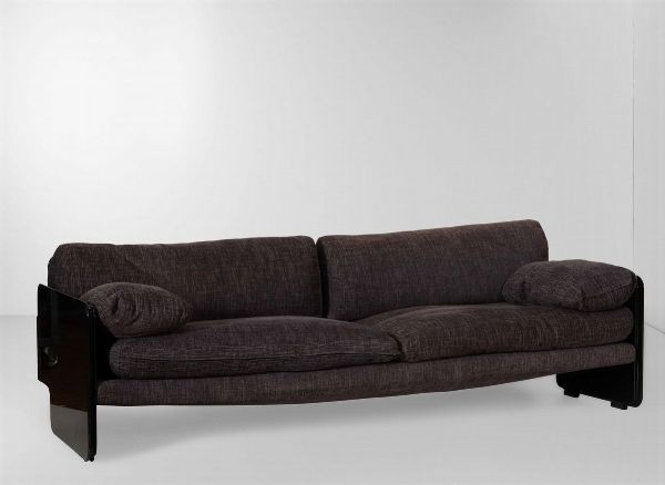 Divano con struttura in legno laccato. Rivestimenti in tessuto.  - Asta Antiquariato del XX secolo - Associazione Nazionale - Case d'Asta italiane