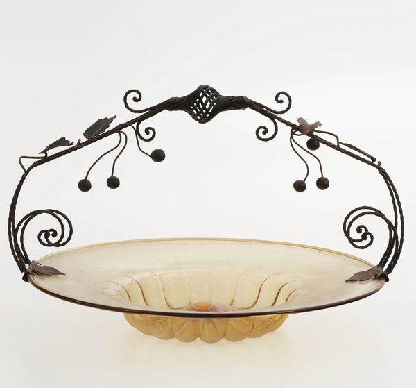 Piatto in vetro con manico in ferro. Murano, anni '20 del XX secolo  - Asta Antiquariato del XX secolo - Associazione Nazionale - Case d'Asta italiane