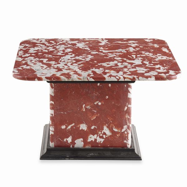 Tavolo basso in marmo breccia rossa  - Asta Antiquariato del XX secolo - Associazione Nazionale - Case d'Asta italiane