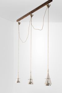 Franco Raggi - Tre lampade a sospensione mod. Flute - il legno in alto è parte della lampada? probabilmente no, correggere fortando soffitto in linea con i tre coprifilo.