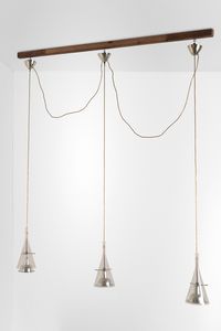 Franco Raggi : Tre lampade a sospensione mod. Flute - il legno in alto è parte della lampada? probabilmente no, correggere fortando soffitto in linea con i tre coprifilo.  - Asta Antiquariato del XX secolo - Associazione Nazionale - Case d'Asta italiane