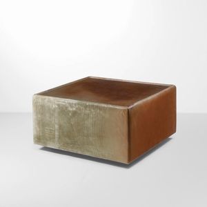 SAPORITI : Tavolo basso e due pouf  - Asta Antiquariato del XX secolo - Associazione Nazionale - Case d'Asta italiane