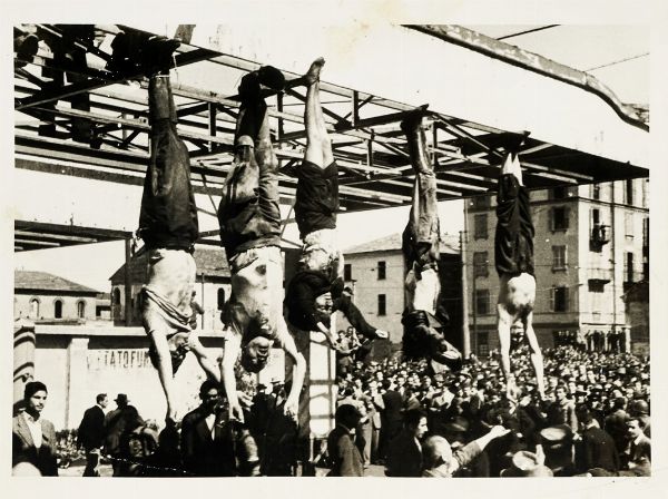 Fotografia - Mussolini e piazzale Loreto.  - Asta Libri, Autografi e Manoscritti - Associazione Nazionale - Case d'Asta italiane