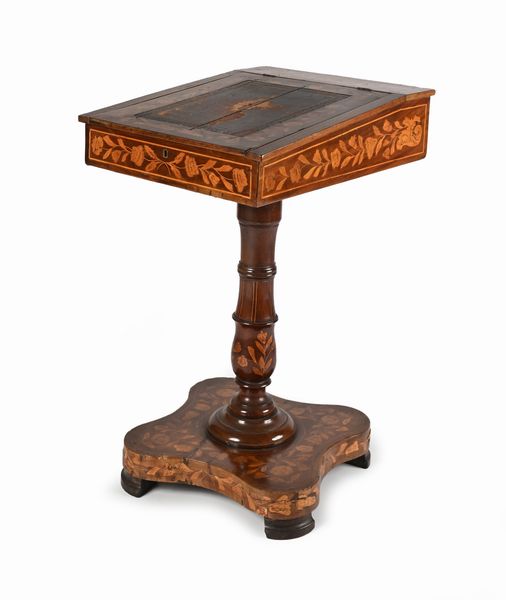 Piccolo scrittoio in legno intarsiato, Olanda, XIX secolo  - Asta ASTA A TEMPO - Antiquariato, Dipinti, Oggetti d'Arte e Pastori da Presepe Napoletani - Associazione Nazionale - Case d'Asta italiane