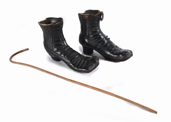 Riproduzione in legno intagliato delle scarpe di Charlot e piccola canna incurvata  - Asta ASTA A TEMPO - Antiquariato, Dipinti, Oggetti d'Arte e Pastori da Presepe Napoletani - Associazione Nazionale - Case d'Asta italiane