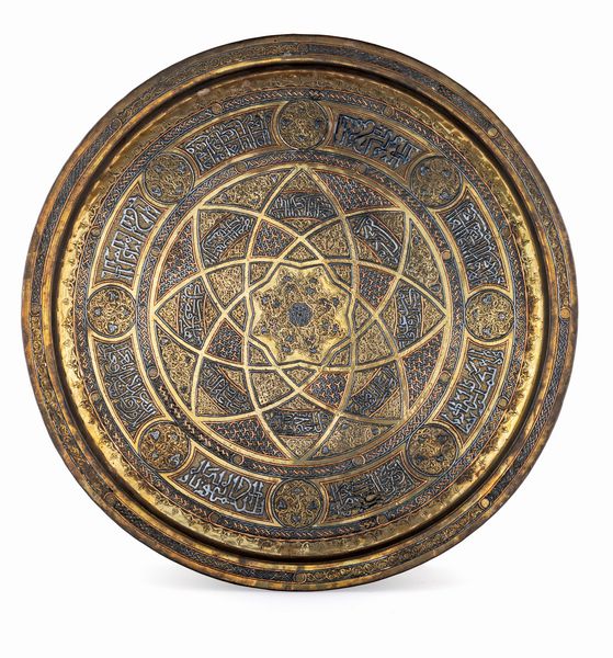 Grande piatto in ottone inciso,  - Asta ASTA A TEMPO - Antiquariato, Dipinti, Oggetti d'Arte e Pastori da Presepe Napoletani - Associazione Nazionale - Case d'Asta italiane