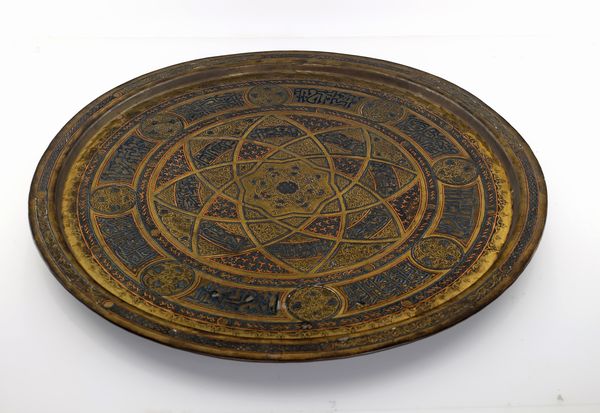 Grande piatto in ottone inciso,  - Asta ASTA A TEMPO - Antiquariato, Dipinti, Oggetti d'Arte e Pastori da Presepe Napoletani - Associazione Nazionale - Case d'Asta italiane