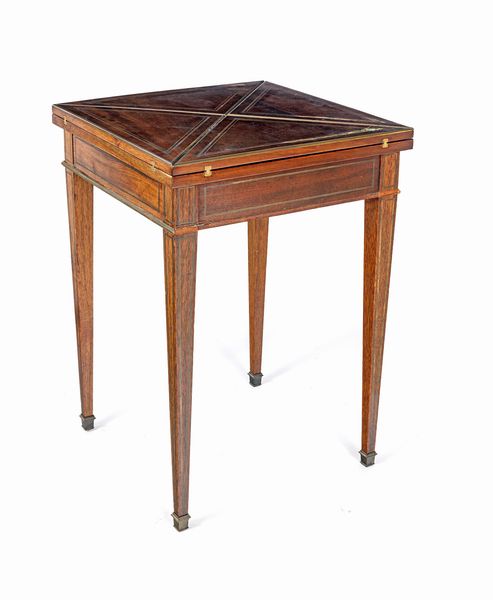 Tavolino da gioco in mogano con piano a fazzoletto e filettature in rame  - Asta ASTA A TEMPO - Antiquariato, Dipinti, Oggetti d'Arte e Pastori da Presepe Napoletani - Associazione Nazionale - Case d'Asta italiane