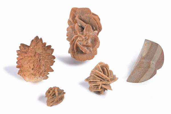 Lotto composto da quattro aggregati di cristalli ed un frammento di roccia desertica  - Asta ASTA A TEMPO - Antiquariato, Dipinti, Oggetti d'Arte e Pastori da Presepe Napoletani - Associazione Nazionale - Case d'Asta italiane