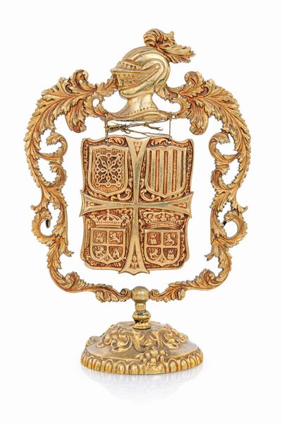 Stemma in ottone dorato con supporto sormontato da cimiero  - Asta ASTA A TEMPO - Antiquariato, Dipinti, Oggetti d'Arte e Pastori da Presepe Napoletani - Associazione Nazionale - Case d'Asta italiane