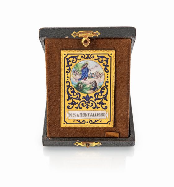 Piccola targa souvenir in ottone dorato e smalti dal Santuario di Montallegro nel comune di Rapallo  - Asta ASTA A TEMPO - Antiquariato, Dipinti, Oggetti d'Arte e Pastori da Presepe Napoletani - Associazione Nazionale - Case d'Asta italiane