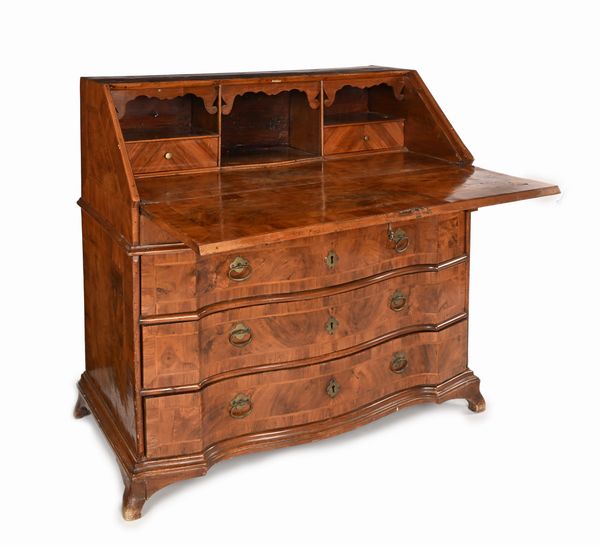 Cassettone a ribalta in noce e radica, Veneto, XVIII secolo  - Asta ASTA A TEMPO - Antiquariato, Dipinti, Oggetti d'Arte e Pastori da Presepe Napoletani - Associazione Nazionale - Case d'Asta italiane