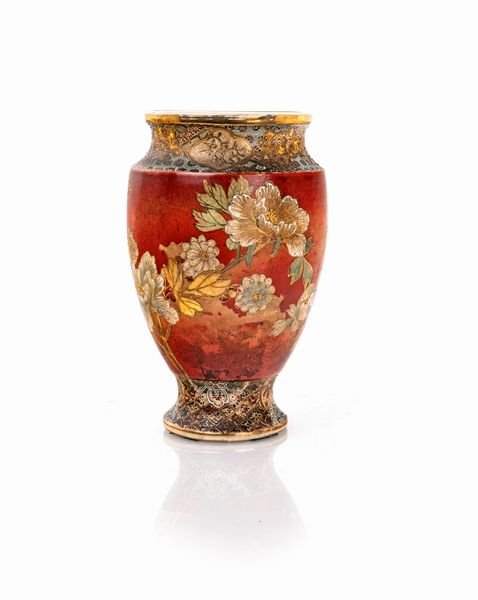 Vaso in ceramica Kutani red ground, Giappone  - Asta ASTA A TEMPO - Antiquariato, Dipinti, Oggetti d'Arte e Pastori da Presepe Napoletani - Associazione Nazionale - Case d'Asta italiane