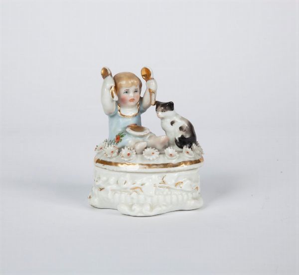 Piccola scatola in porcellana policroma, inizi del XX secolo  - Asta ASTA A TEMPO - Antiquariato, Dipinti, Oggetti d'Arte e Pastori da Presepe Napoletani - Associazione Nazionale - Case d'Asta italiane