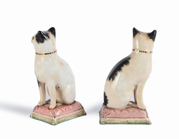 Coppia di gatti vittoriani in ceramica policroma, Staffordshire, Inghilterra, XIX secolo  - Asta ASTA A TEMPO - Antiquariato, Dipinti, Oggetti d'Arte e Pastori da Presepe Napoletani - Associazione Nazionale - Case d'Asta italiane