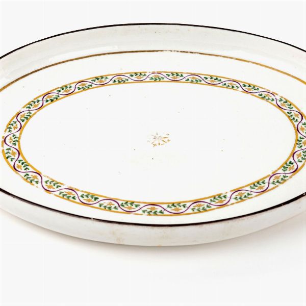 Vassoio ovale in porcellana, Napoli, Real Fabbrica Ferdinandea, fine del XVIII/inizi del XIX secolo  - Asta ASTA A TEMPO - Antiquariato, Dipinti, Oggetti d'Arte e Pastori da Presepe Napoletani - Associazione Nazionale - Case d'Asta italiane