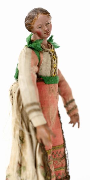 Giovane procidana con chignon e vestitura impreziosita da ricami e galloni  - Asta ASTA A TEMPO - Antiquariato, Dipinti, Oggetti d'Arte e Pastori da Presepe Napoletani - Associazione Nazionale - Case d'Asta italiane