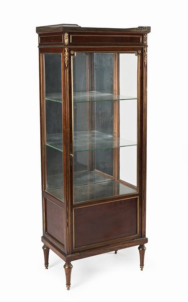 Vetrinetta in mogano con finiture in metallo dorato, Francia, fine del XIX secolo  - Asta ASTA A TEMPO - Antiquariato, Dipinti, Oggetti d'Arte e Pastori da Presepe Napoletani - Associazione Nazionale - Case d'Asta italiane