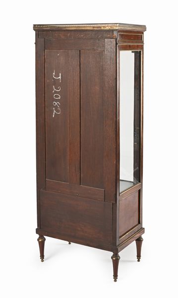 Vetrinetta in mogano con finiture in metallo dorato, Francia, fine del XIX secolo  - Asta ASTA A TEMPO - Antiquariato, Dipinti, Oggetti d'Arte e Pastori da Presepe Napoletani - Associazione Nazionale - Case d'Asta italiane