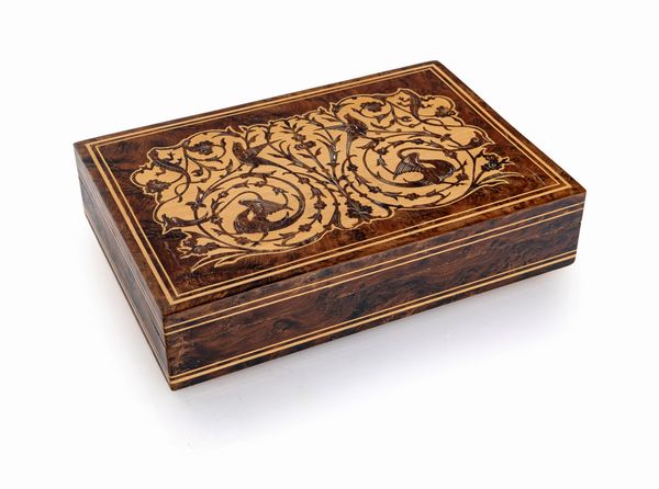 Scatola rettangolare in radica con filettature ed intarsi in legno di frutto, Sorrento  - Asta ASTA A TEMPO - Antiquariato, Dipinti, Oggetti d'Arte e Pastori da Presepe Napoletani - Associazione Nazionale - Case d'Asta italiane