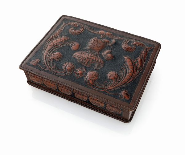 Scatola rettangolare in legno rivestito in cuoio  - Asta ASTA A TEMPO - Antiquariato, Dipinti, Oggetti d'Arte e Pastori da Presepe Napoletani - Associazione Nazionale - Case d'Asta italiane