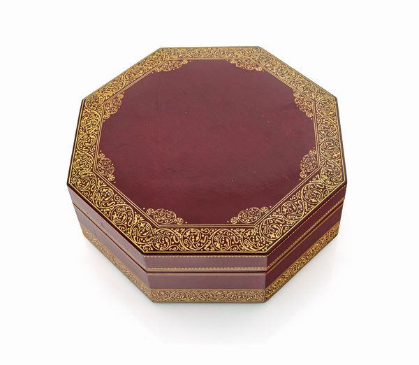 Scatola portagioie ottagonale in cuoio rosso  - Asta ASTA A TEMPO - Antiquariato, Dipinti, Oggetti d'Arte e Pastori da Presepe Napoletani - Associazione Nazionale - Case d'Asta italiane